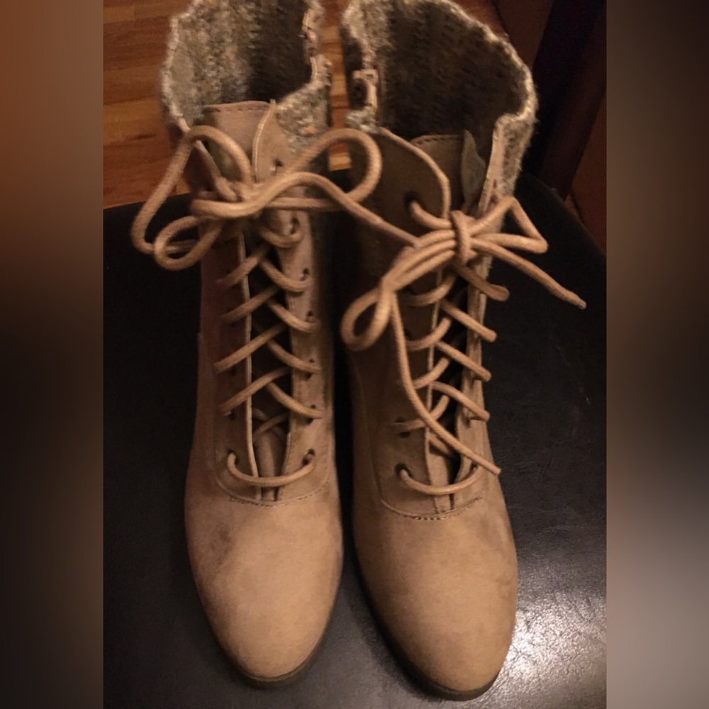 New SO Women’s Sweater-Knit Wedge Ankle Boots. Size 8.5